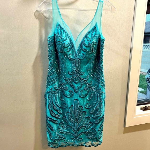 Dresses & Skirts - Beautiful dress size medium. Only worn once. Great condition.